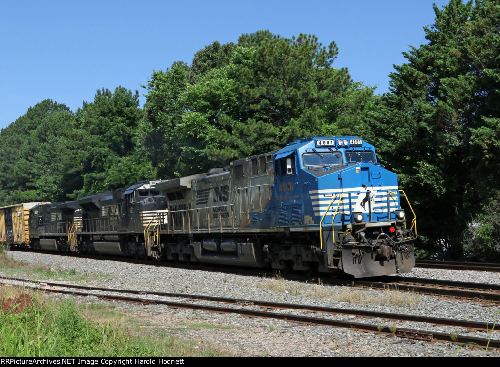 NS 4001 leads train 350-10 eastbound